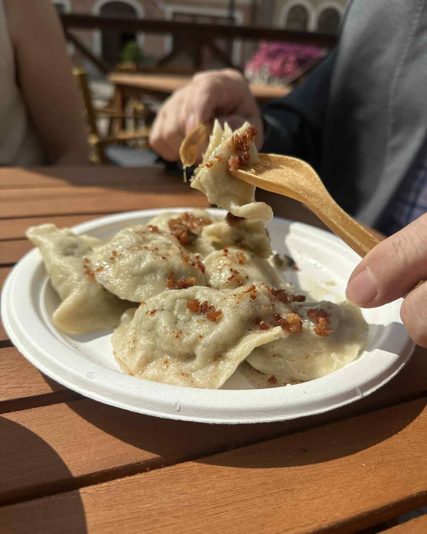 Pierogi ze skwarkami i podsmażaną cebulą na talerzu